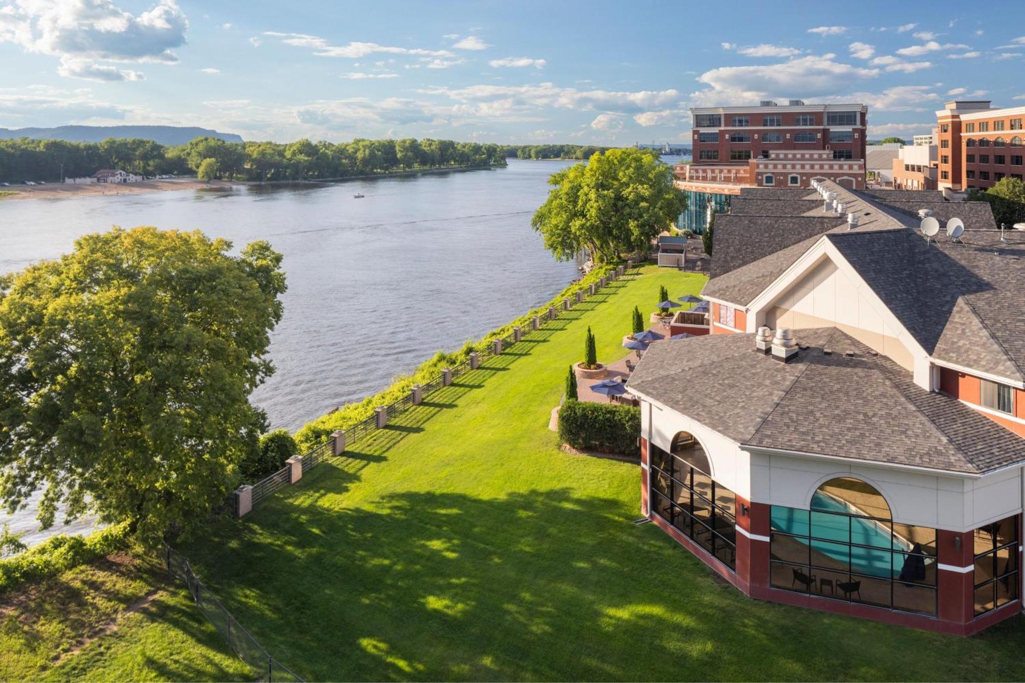 Courtyard La Crosse Downtown/Mississippi Riverfront Hotel Exterior foto